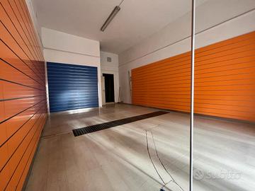 Giffoni Valle P. - Locale comm. centralissimo