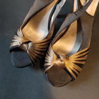 Scarpa col tacco nero e oro