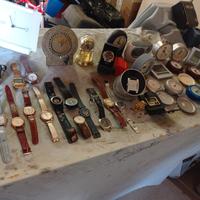 orologio da polso con cinturini e sveglie