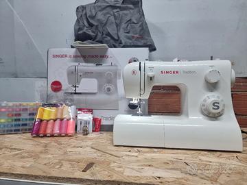 Singer Tradition 2282 con accessori 