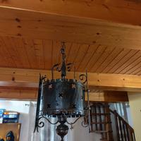 Lampadario vintage in ferro battuto nero