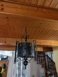 Lampadario vintage in ferro battuto nero