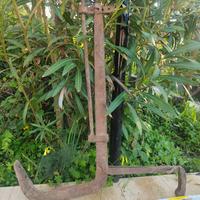 Pezzo di Aratro antico in ferro – 75 cm x 90 cm