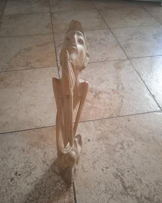 Statua di legno in preghiera