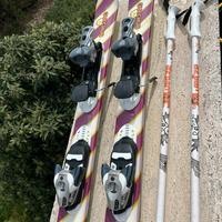 Coppia di sci con attacchi, racchette e sacca