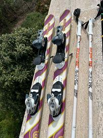 Coppia di sci con attacchi, racchette e sacca