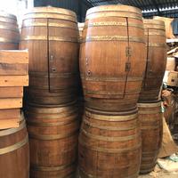 Botti di legno con sportello e ripiani interni