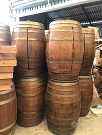 Botti di legno con sportello e ripiani interni