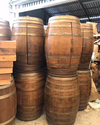 Botti di legno con sportello e ripiani interni