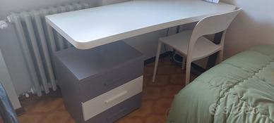 scrivania con cassettiera e sedia