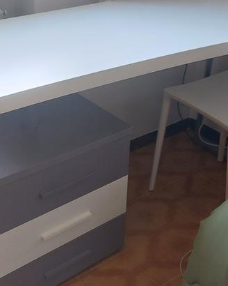 scrivania con cassettiera e sedia