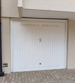 Box auto 21mq in grande cortile privato, zona mare