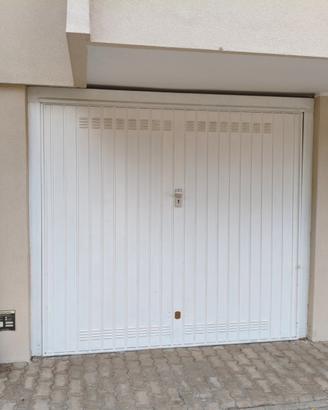 Box auto 21mq in grande cortile privato, zona mare
