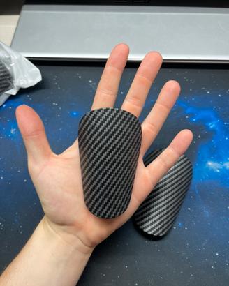 Mini parastinchi calcio fibra di carbonio