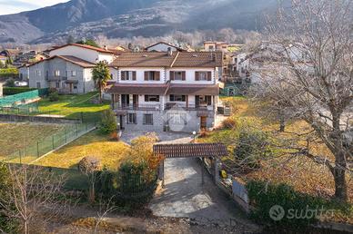 BIFAMILIARE A COLICO