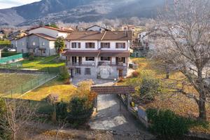 BIFAMILIARE A COLICO