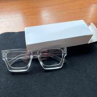 Occhiali trasparenti con stecca grossa