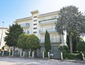 Appartamento di 100 mq con 2 balconi e corte