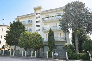 Appartamento di 100 mq con 2 balconi e corte