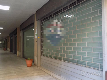 Luminoso locale commerciale