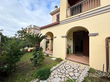 Villa bifamiliare con giardino e posto auto