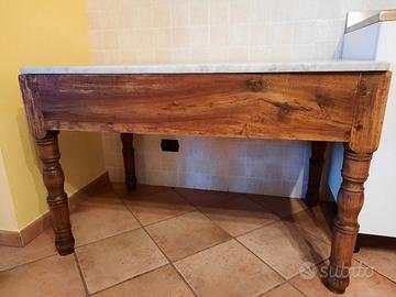 Tavolo in legno con piano in marmo 