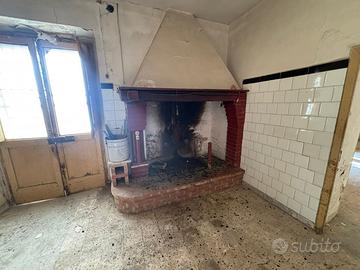 Rif. 330 55.000,00 rustico - paese castel voltutn