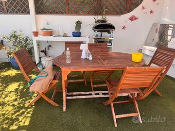Tavolo e sedie in legno