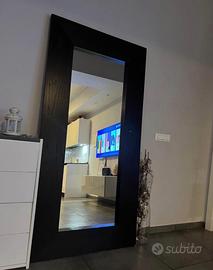 Specchio con cornice in legno