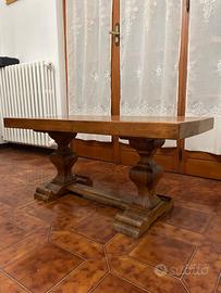 Tavolo in legno massello con gambe tornite