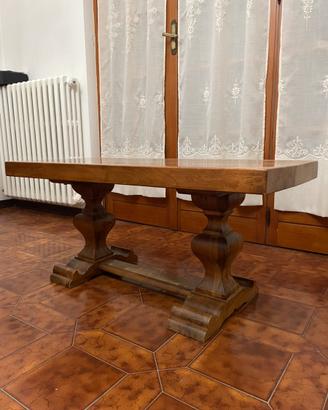 Tavolo in legno massello con gambe tornite