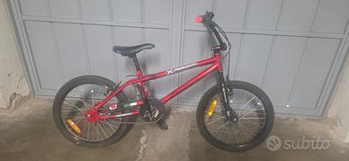 Bicicletta BMX rossa
