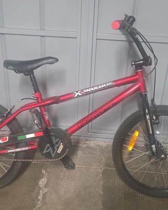 Bicicletta BMX rossa