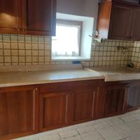 Cucina in ciliegio con piano e lavello in marmo