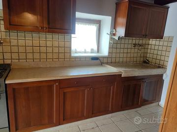 Cucina in ciliegio con piano e lavello in marmo