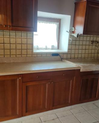 Cucina in ciliegio con piano e lavello in marmo