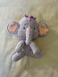 peluche all’uncinetto fatto a mano di elefante