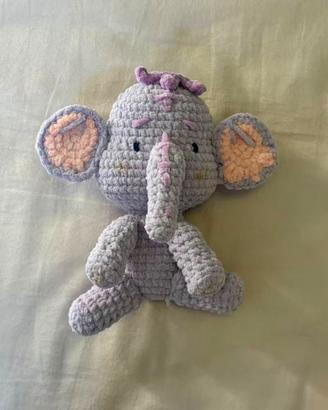 peluche all’uncinetto fatto a mano di elefante