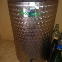 CONTENITORI PER OLIO + tavola in legno da cucina.