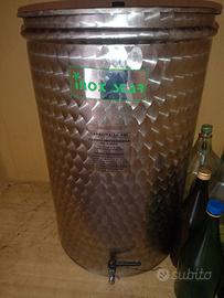 CONTENITORI PER OLIO + tavola in legno da cucina.