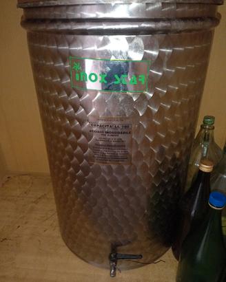 CONTENITORI PER OLIO + tavola in legno da cucina.