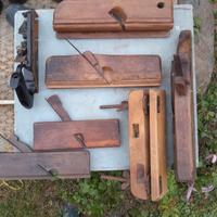 Collezione di antichi utensili per artigiano '900
