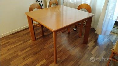 Tavoli e sedie in legno massello.