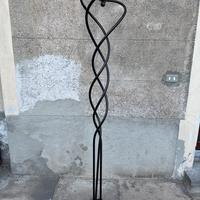 Colonna porta lampada in ferro battuto