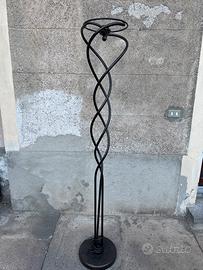 Colonna porta lampada in ferro battuto