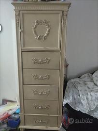 Cassettiera in legno lavorato con disegni di angel