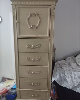 Cassettiera in legno lavorato con disegni di angel