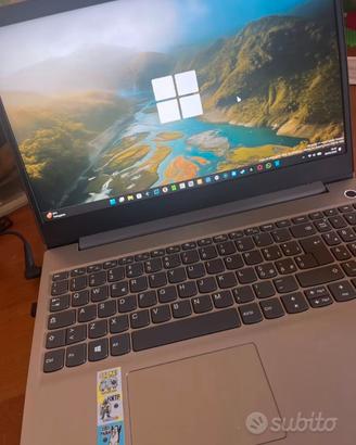 PC Lenovo ideale per studio, lavoro, navigazione.