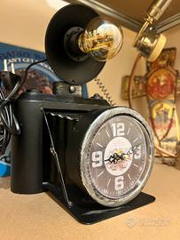 Lampada vintage con orologio  in metallo
