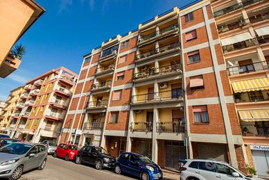 Via IV Novembre. Spazioso Pentavano